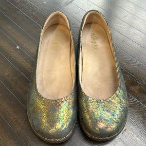 Alegria shimmer green snakeskin pattern women’s flats size 12